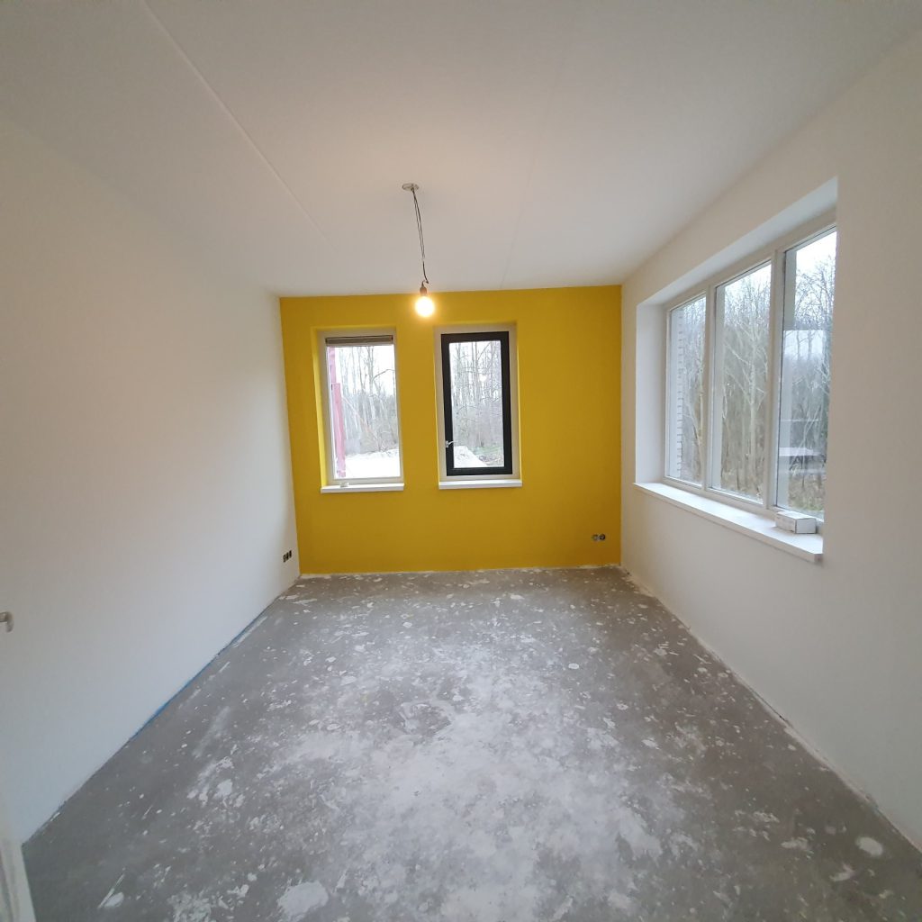 Glasvliesbehang & sauswerk – kantoor geel
